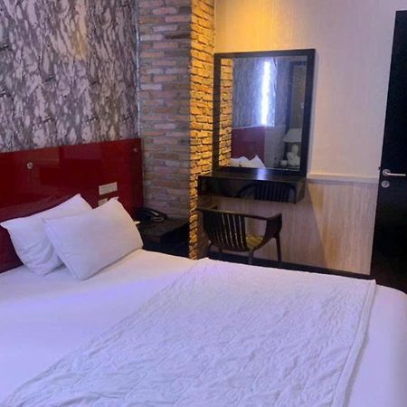Gia Huyen Hotel Хошимин Екстериор снимка